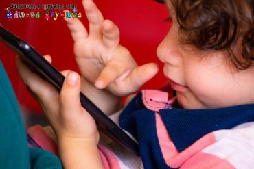 Smirivanje deteta mobilnim telefonom (ili kako uništavamo emocionalni razvoj dece)
