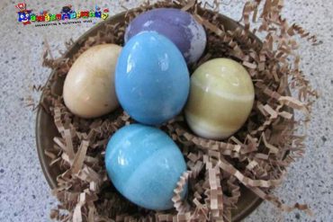 Kako farbati jaja prirodnim bojama sa decom